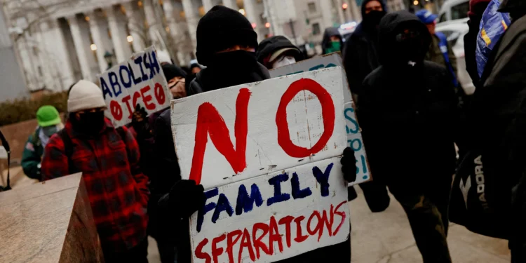 Juíza impede governo Trump de revogar status legal de milhares de migrantes