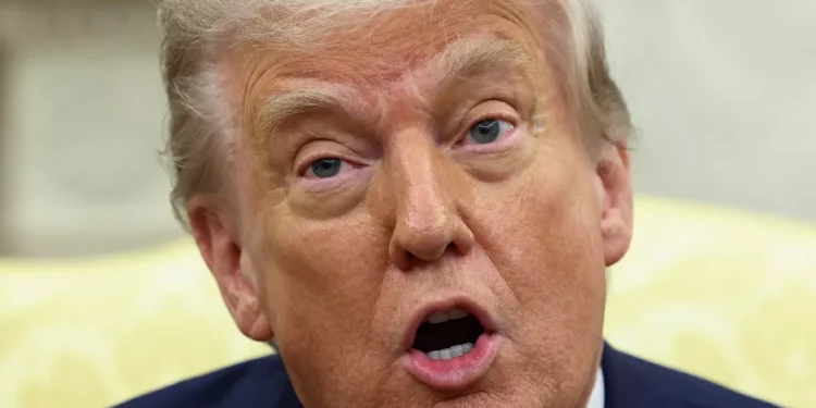 Pesquisas mostram que aprovação de Trump derreteu em 100 dias