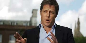 Hugh Grant lidera campanha para proibir ‘telas’ em salas de aula