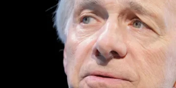 Ray Dalio diz que guerra comercial de Trump colocou EUA “perto de uma recessão”