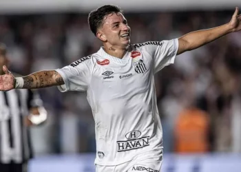 Vitória supera Fortaleza e vence a primeira no Brasileirão