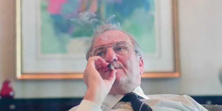 Um pé nos anos 1980 e os olhos em Lee Iacocca: a visão de Trump sobre tarifas