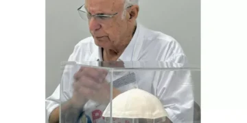 Padre Júlio exibe presente do papa Francisco ao lamentar morte do pontífice; assista