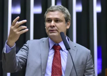 Prioridade é projeto sobre tarifas de Trump, não anistia, diz líder do PT na Câmara