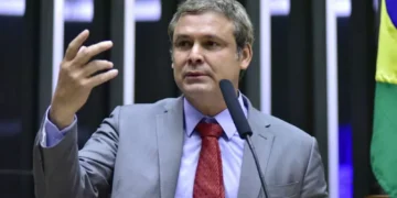 Prioridade é projeto sobre tarifas de Trump, não anistia, diz líder do PT na Câmara