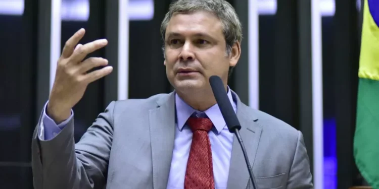 Prioridade é projeto sobre tarifas de Trump, não anistia, diz líder do PT na Câmara