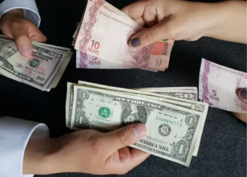 Dólar versus real: tarifaço, fluxo e fiscal criam barreira à alta da moeda brasileira