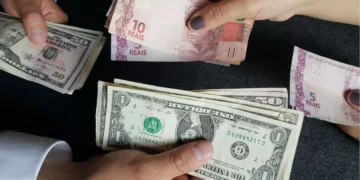 Dólar versus real: tarifaço, fluxo e fiscal criam barreira à alta da moeda brasileira