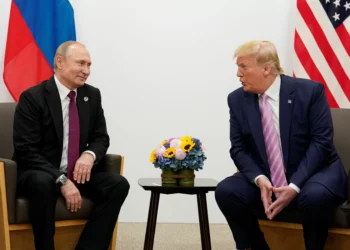 Após Trump ameaçar sanções, Rússia diz que mantém conversas com os EUA