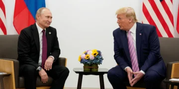 Após Trump ameaçar sanções, Rússia diz que mantém conversas com os EUA