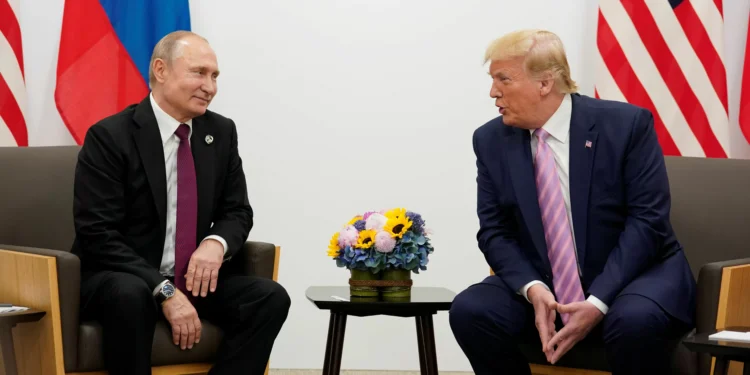 Após Trump ameaçar sanções, Rússia diz que mantém conversas com os EUA