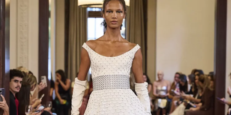 Noiva e animal print em couro: Patrícia Viera é aplaudida de pé após desfile de luxo