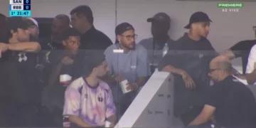 Neymar marca presença em jogo do Santos na Vila ao lado de filho de Robinho