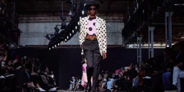 Marcas resgatam calça favorita de Princesa Diana e Kate Middleton e lançam como forte tendência fashion