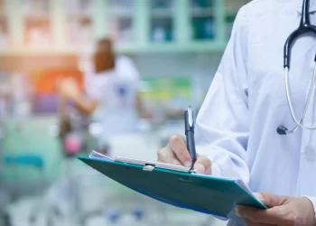 Justiça suspende resolução que autorizava farmacêuticos a prescreverem medicamentos