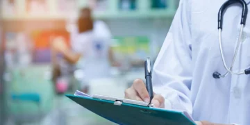 Justiça suspende resolução que autorizava farmacêuticos a prescreverem medicamentos