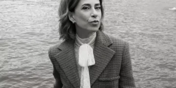 Ela ainda está ali: Fernanda Torres surge em desfile da Chanel ao lado de estrelas de Hollywood