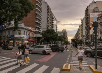 Pobreza na Argentina cai 14,8% com desaceleração de preços no governo Milei