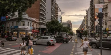 Pobreza na Argentina cai 14,8% com desaceleração de preços no governo Milei