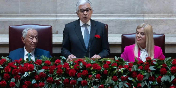 Sessão solene do 25 de Abril com hino nacional e voto de pesar pela morte do Papa