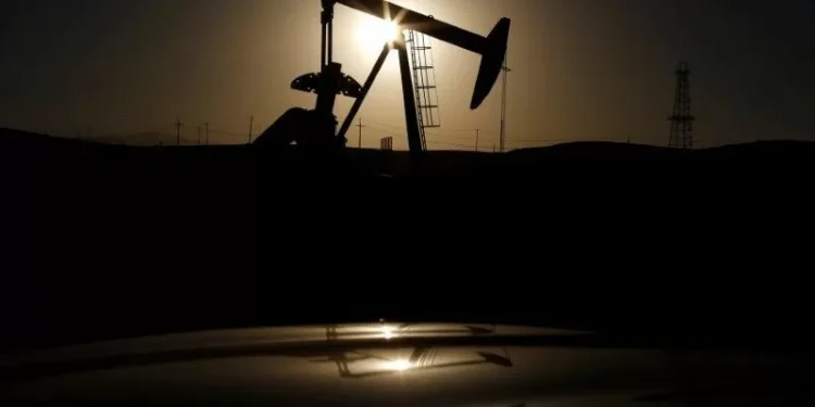 Petróleo fecha em forte queda com receio sobre demanda por tensão comercial