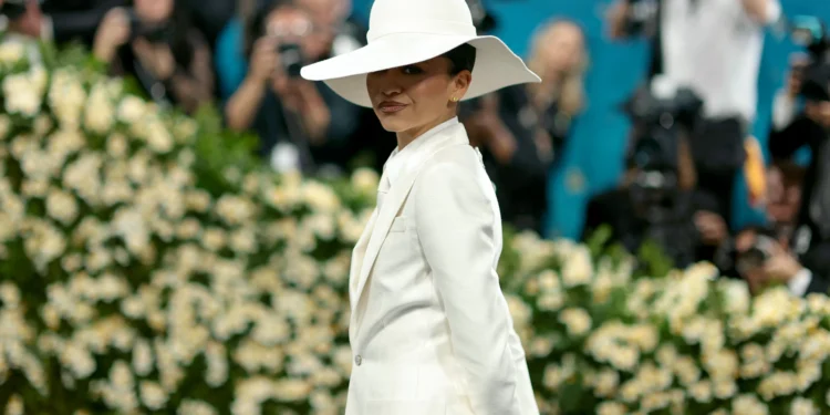 Glamour e alfaiataria vanguardista marcam looks em homenagem aos dândis negros no MET Gala 2025
