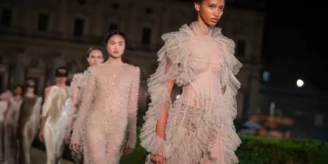 Dior celebra a ‘dolce vita’ com looks claros e transparentes em palácio medieval de Roma