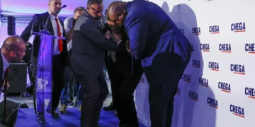 Foto do dia. Ventura sente-se mal em comício