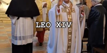 Veja a vestimenta do Papa Leão XIV, criada por estilista italiano e gay que vestia Francisco