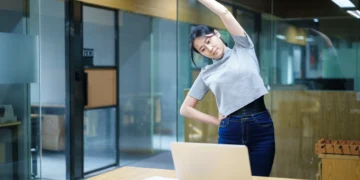 Aprenda alongamentos simples que fazem a diferença para quem vive no celular