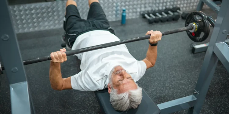 Potência ou força? A estratégia na musculação que mais beneficia idosos