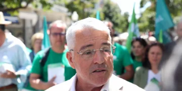 Nem à esquerda, nem à direita. O deputado do JPP quer ficar sentado entre o PS e o PAN