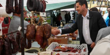 IL numa feira deserta, com farpas à AD e elogios a Passos Coelho