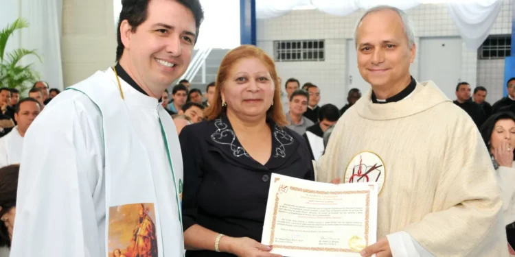 No ano em que Francisco virou papa, Robert Prevost estava entre jovens em colégio no Brasil