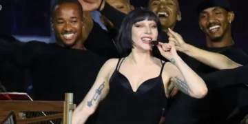 Diferentemente de Madonna, Lady Gaga dá as caras em ensaio e se emociona com público brasileiro