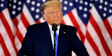 Tarifas: Trump diz que mudança de empresas da UE para EUA evita sanções