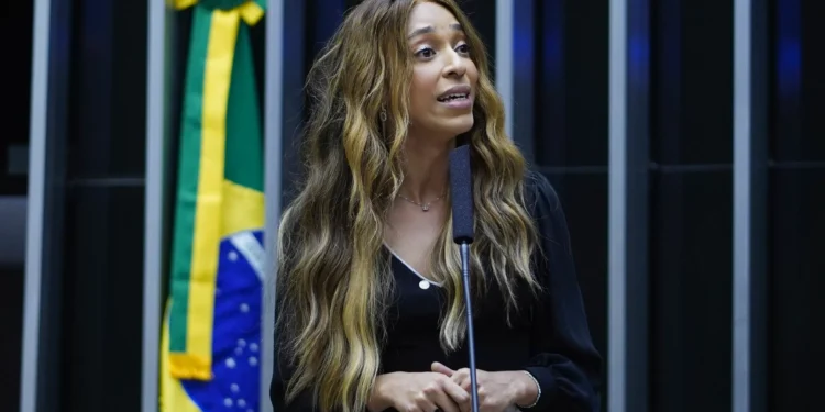 PSOL defende Erika Hilton e diz que deputada é vítima de ataques