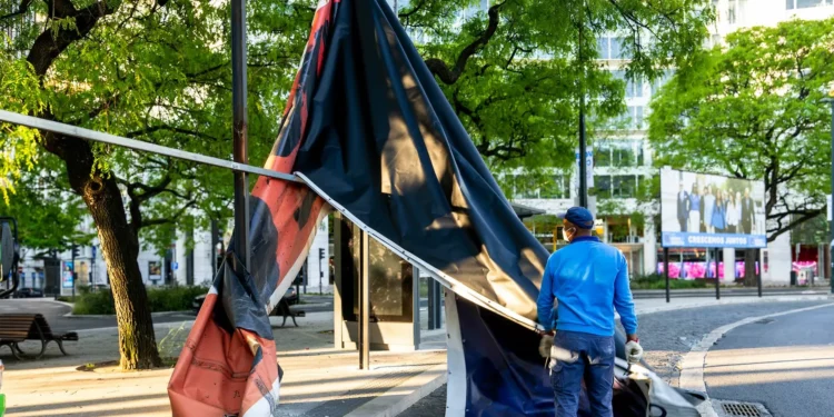 Câmara de Lisboa vai contestar decisão judicial para reposição de cartazes