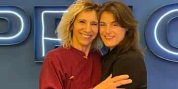 Alessandra Maestrini posta foto rara beijando namorada 26 anos mais velha