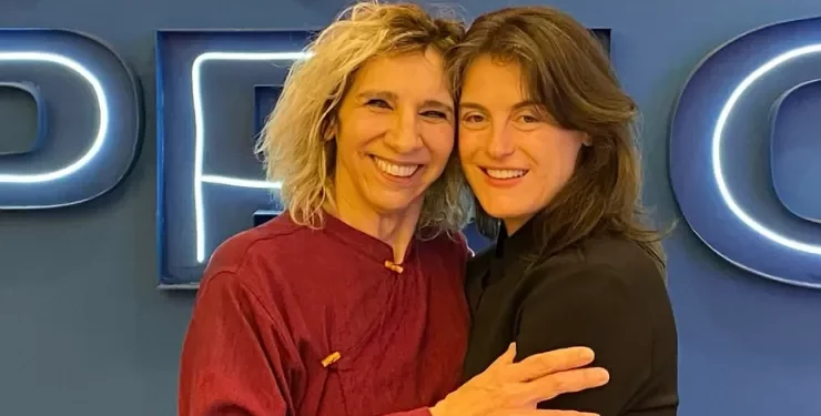 Alessandra Maestrini posta foto rara beijando namorada 26 anos mais velha