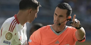 Di María diz que árbitro “permitiu muita porrada” em Boca Jrs. x Benfica