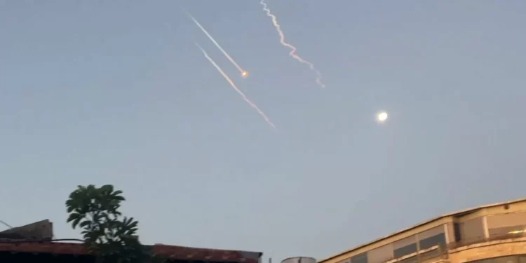 Explosões são ouvidas em Jerusalém durante nova onda de mísseis iranianos