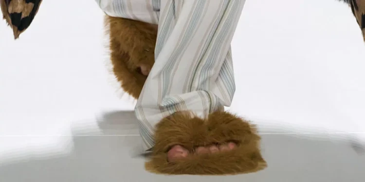 A inusitada tendência de chinelos masculinos na semana de moda de Milão