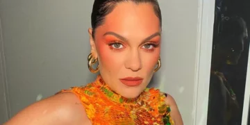 Com diagnóstico de câncer, Jessie J revela que fez show após 5 biópsias
