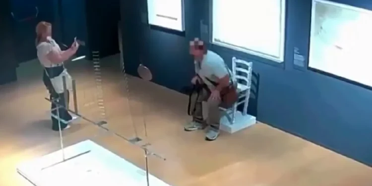 Homem quebra cadeira exposta em museu na Itália ao tentar tirar foto: veja vídeo