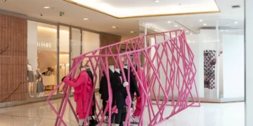 Como é a primeira loja da Comme des Garçons, grife japonesa preferida de Lady Gaga e Rihanna, no Brasil?