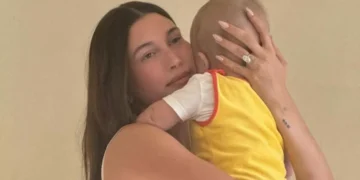 Hailey mostra filho com Justin Bieber comendo prato típico brasileiro; veja