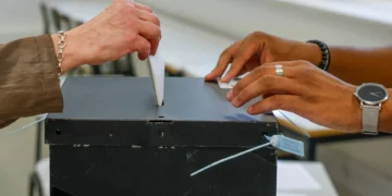 Autarcas portuguesas urgem maior participação política da comunidade no Reino Unido