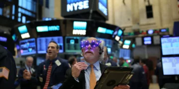 Wall Street fecha em alta com possibilidade de Trump tentar um acordo Israel-Irão