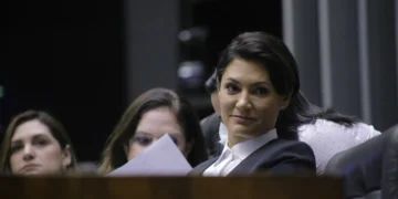 Em dia de depoimento de Bolsonaro, Michelle vai à Câmara por fim do aborto